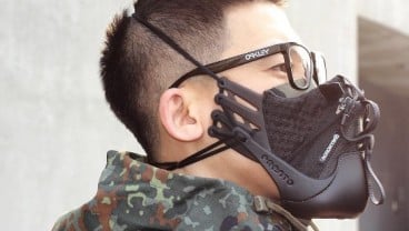 Perancang China Bikin Masker dari Sepatu Seharga Rp134 Juta