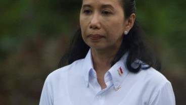 Rini Soemarno Bersih-bersih di Pantai Cilacap