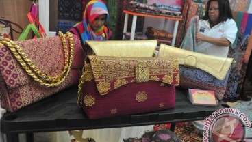 Nyayu Sukses Menyulam Laba dari Produk Songket