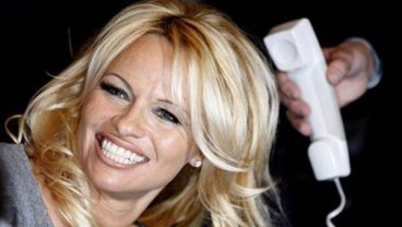 Pamela Anderson Surati Barack Obama