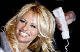 Pamela Anderson Surati Barack Obama