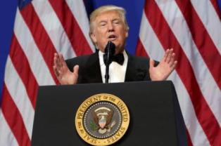 Donald Trump Resmi Melarang Imigran Asal Timteng Masuk AS