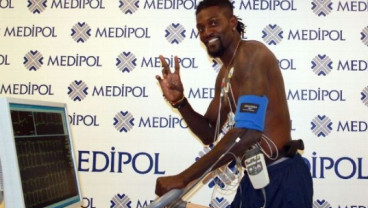 Setelah Lama Menganggur, Adebayor Mendapat Klub Baru