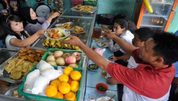 Panasonic Bagikan Penanak Nasi untuk Warteg