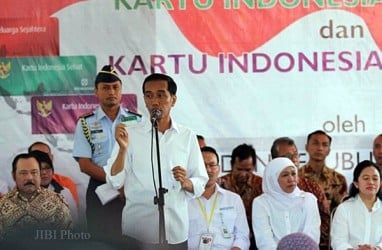 Jokowi Bagikan KIS & PKH di Ambon