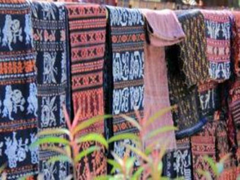 Anna Mariana Pelopori Tenun dan Songket khas Betawi