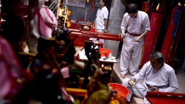 Ritual  “Naga Buka Mata” Awali Perayaan Cap Go Meh di Kalbar