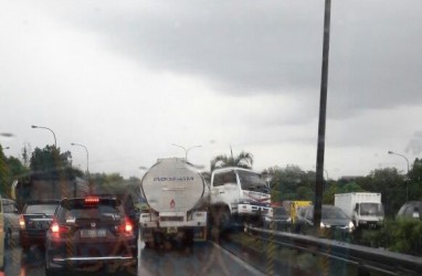 Truk Tabrak Pembatas Jalan Tol Pluit Arah Priok, Lalulintas Padat