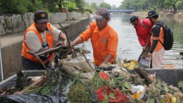 Anggaran Pakaian Pekerja Lepas Dinas Kebersihan DKI Rp23 Miliar