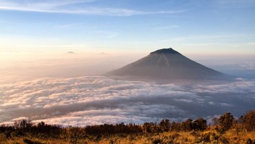 MENDAKI GUNUNG: Termasuk Pilihan Aktivitas Para Lansia Lho