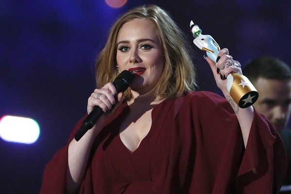 Adele di acara Brit Awards 2016/Reuters-Stefan Wermuth