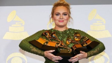 GRAMMY AWARDS 2017: Adele Boyong Lima Penghargaan