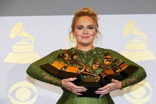 GRAMMY AWARDS 2017: Adele Boyong Lima Penghargaan