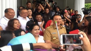 Ngantor di Balai Kota, Ahok Diberi Sapu & Pengki