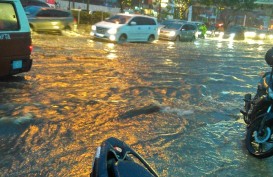 LALU LINTAS Jakarta Sebagian Padat, Jalan Tergenang Air Hujan