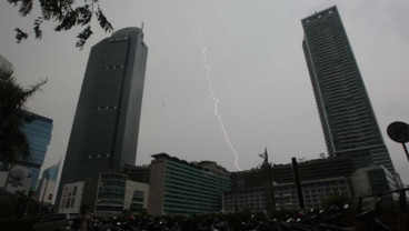 CUACA INDONESIA 17 FEBRUARI : Hujan Petir di Surabaya