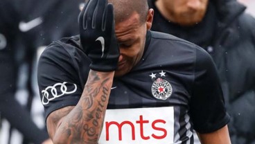 Everton Luiz Meninggalkan Lapangan Berurai Air Mata