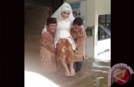 Banjir Tak Urungkan Pasangan Ini Menikah