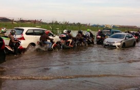 Jalan Depan Bandara Pondok Cabe Masih Tergenang Banjir