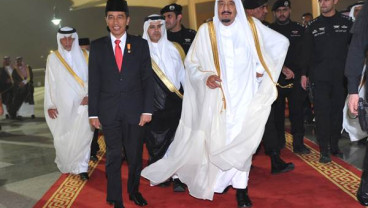 Jokowi Sambut Raja Arab dan 1.500 Rombongannya di Bandara