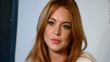 Lindsay Lohan Diminta Buka Jilbab Saat di Bandara London