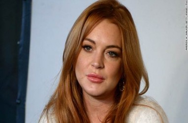 Lindsay Lohan Diminta Buka Jilbab Saat di Bandara London