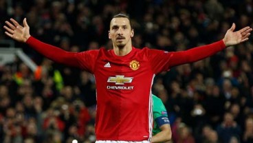 Mourinho & Ibrahimovic Persembahkan Trofi Pertamanya untuk MU