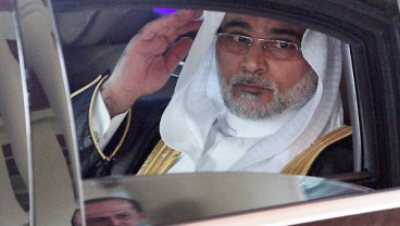 Jokowi  Sambut dan akan Antar Raja Salman ke Mobil