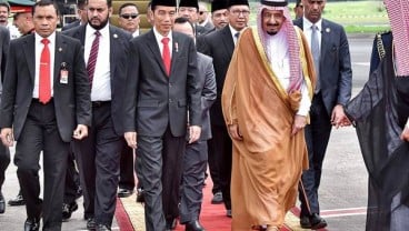 Inilah Kisah dan Harga Bisht atau Jubah Raja Salman