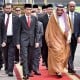 Inilah Kisah dan Harga Bisht atau Jubah Raja Salman