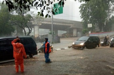INFO LALU LINTAS: Hujan Deras, Jalan TB Simatupang di Jaksel Tergenang