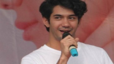 Ternyata Reza Rahadian Juga Bisa Menyanyi