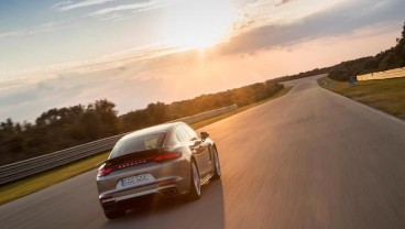 Porsche Panamera Hybrid Akan Dipamerkan di Geneva Motor Show 2017