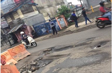 Jalan Berlubang Penyebab Lalu Lintas di Wilayah Ini Tersendat