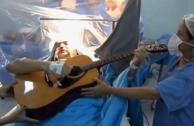 Aneh, Pria Ini Sempat-sempatnya Main Gitar di Saat Operasi Tumor