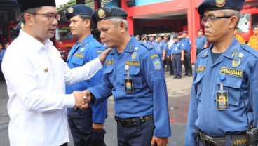 Risiko Kerja Tinggi, Emil Akan Naikkan Gaji Petugas Pemadam Kebakaran