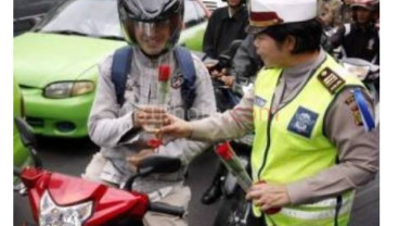 Simpan Peluit dan Buku Tilang, Polisi Tertibkan Lalu Lintas Dengan Stiker dan Bunga