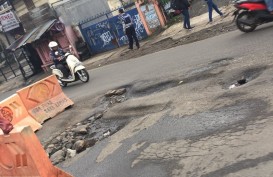 LALU LINTAS TERSENDAT: Banyak Lubang Besar Menganga di Jalanan Jabodetabek