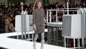 Gaya Futuristik Chanel Tutup Paris Fashion Week 2017