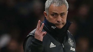 Dicemooh Fans Chelsea, Mourinho Tunjukkan Tiga Jari