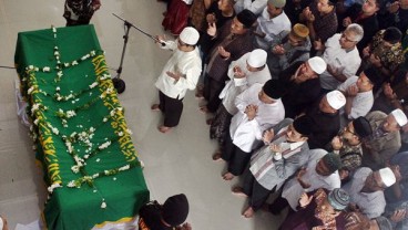 Warga Malang Antre Salatkan Jenazah KH Hasyim Muzadi