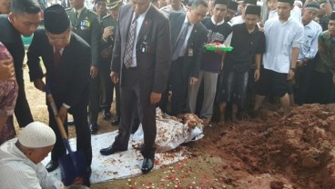 Saat Wapres JK Ikut Antarkan Hasyim Muzadi ke Liang Lahat