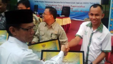 Pemkab Pelalawan Beri Penghargaan CSR pada Asian Agri