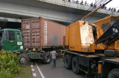 LALU LINTAS TERSENDAT: Imbas Truk Kontainer Tabrak 4 Mobil Pribadi