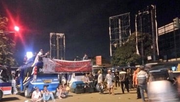 LALU LINTAS TERSENDAT: Ratusan Angkot Bekasi Unjuk Rasa Malam Ini