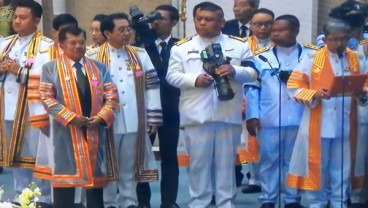 Putri Thailand Serahkan Gelar Doktor Honoris Causa ke Wapres JK