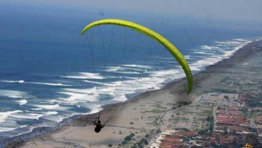 Ribuan Wisatawan Padati Pantai Selatan