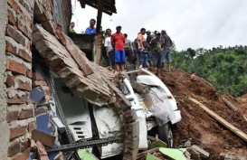 Hujan, Evakuasi Korban Longsor Ponorogo Dihentikan Sementara