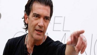 Sakit Jantung Bikin Antonio Banderas Berhenti Merokok