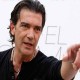 Sakit Jantung Bikin Antonio Banderas Berhenti Merokok